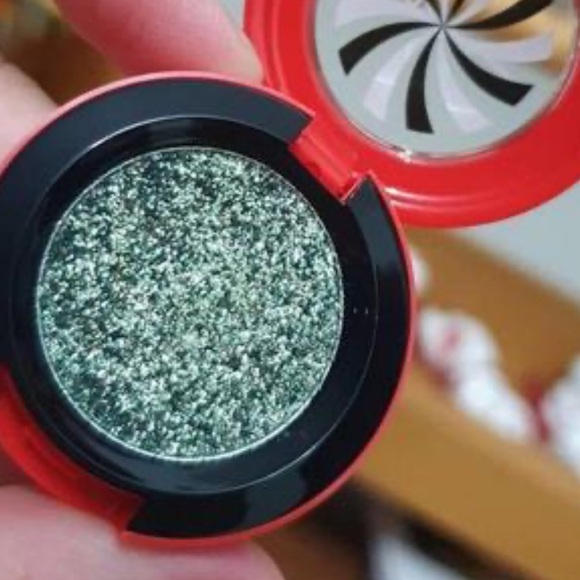 ⚡️🍦Mac Ho Ho Hocus! Duochrome Eyeshadow - Picture 5 of 9